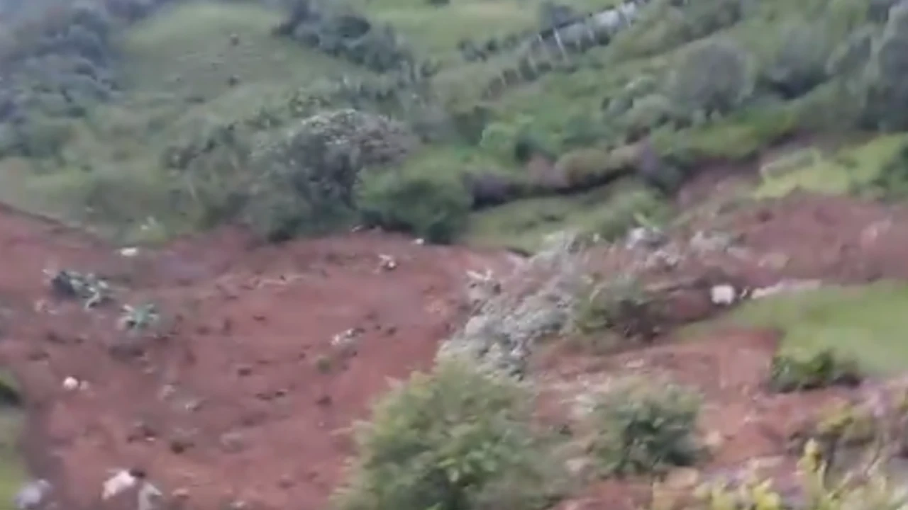 derrumbe de tierra en andes