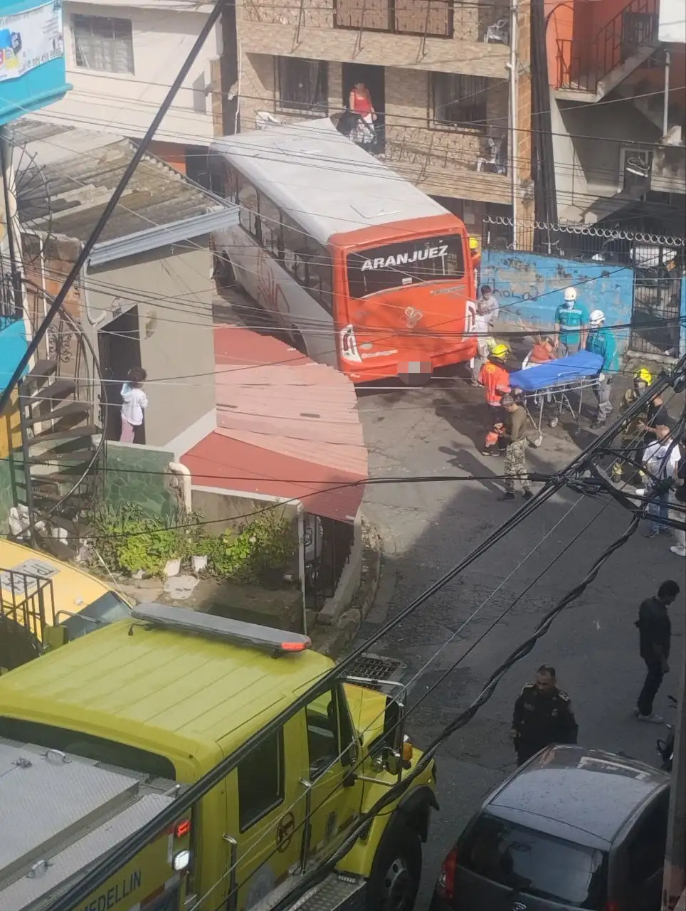 Conductor de bus pierde el control y termina contra una vivienda en Medellín