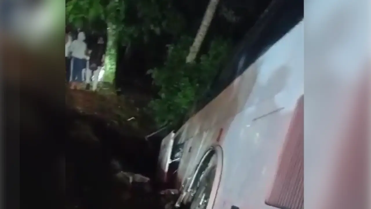 Siete personas resultaron heridas tras choque entre tractocamión y bus en Tarazá