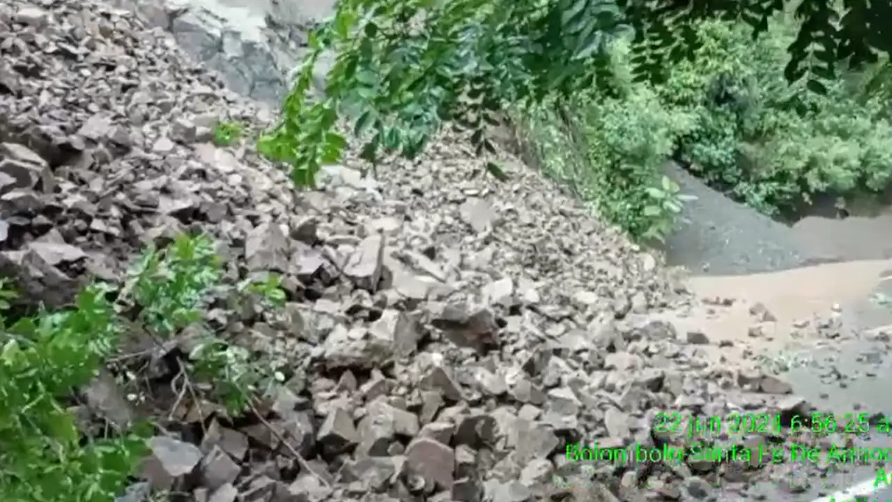 ¡Atención! Reportan nuevo derrumbe en la vía Bolombolo - Santa Fe de Antioquia