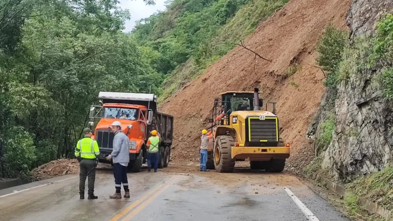¡Pilas! Caída de material mantiene cerrada la vía entre Santa Fe de Antioquia y Bolombolo via-cerrada-derrumbe- Santa Fe de Antioquia-Bolombolo