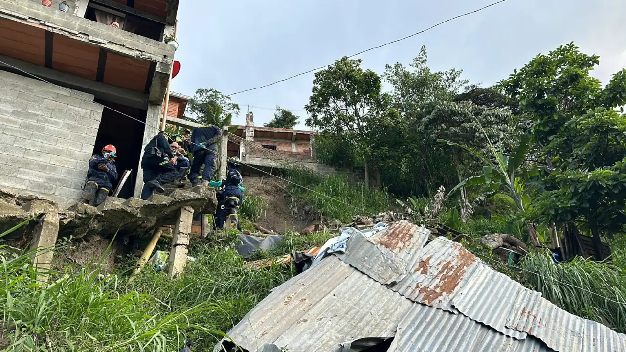 Una mujer murió al quedar sepultada tras un deslizamiento en la comuna 13 de Medellín