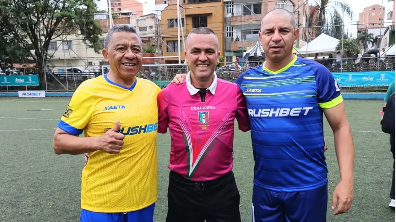 Luis Sneider Mesa-con-figuras-futbol-colombiano