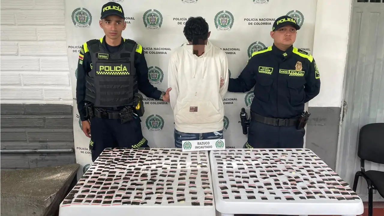 Policía captura en Medellín a un hombre con más de 400 dosis de estupefacientes Policía captura en Medellín a un hombre con más de 400 dosis de estupefacientes