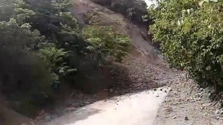 Van tres: Reportan otro derrumbe en la vía Bolombolo – Santa Fe de Antioquia