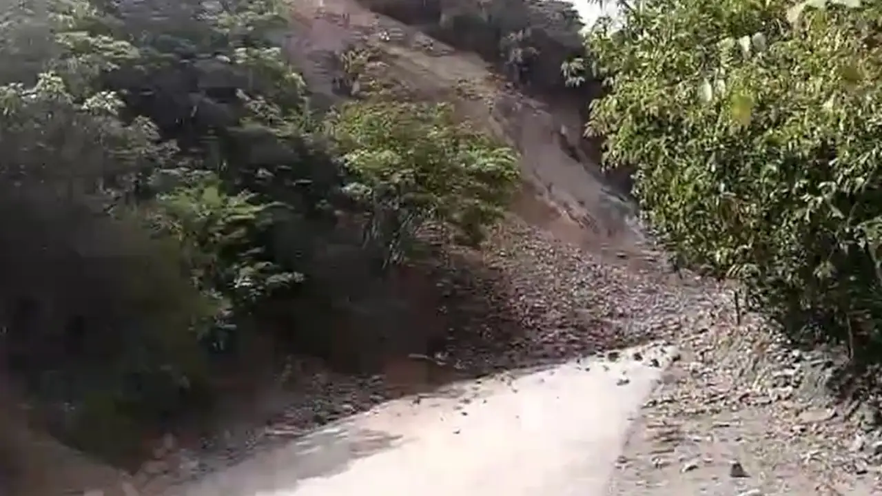 Van tres: Reportan otro derrumbe en la vía Bolombolo – Santa Fe de Antioquia Van tres: Reportan otro derrumbe en la vía Bolombolo – Santa Fe de Antioquia
