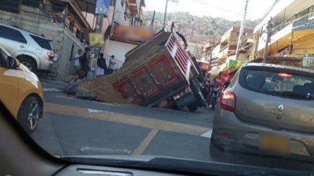 Hundimiento en una calle de Medellín deja a volqueta atrapada
