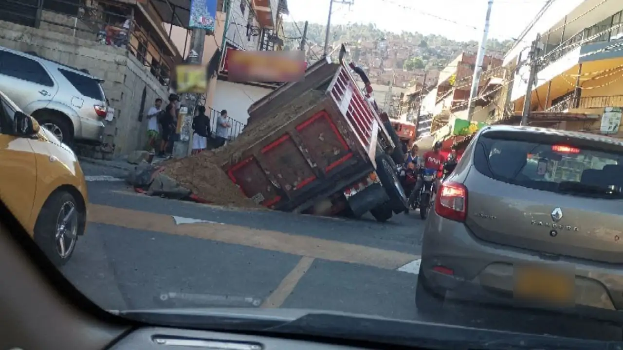 Hundimiento en una calle de Medellín deja a volqueta atrapada