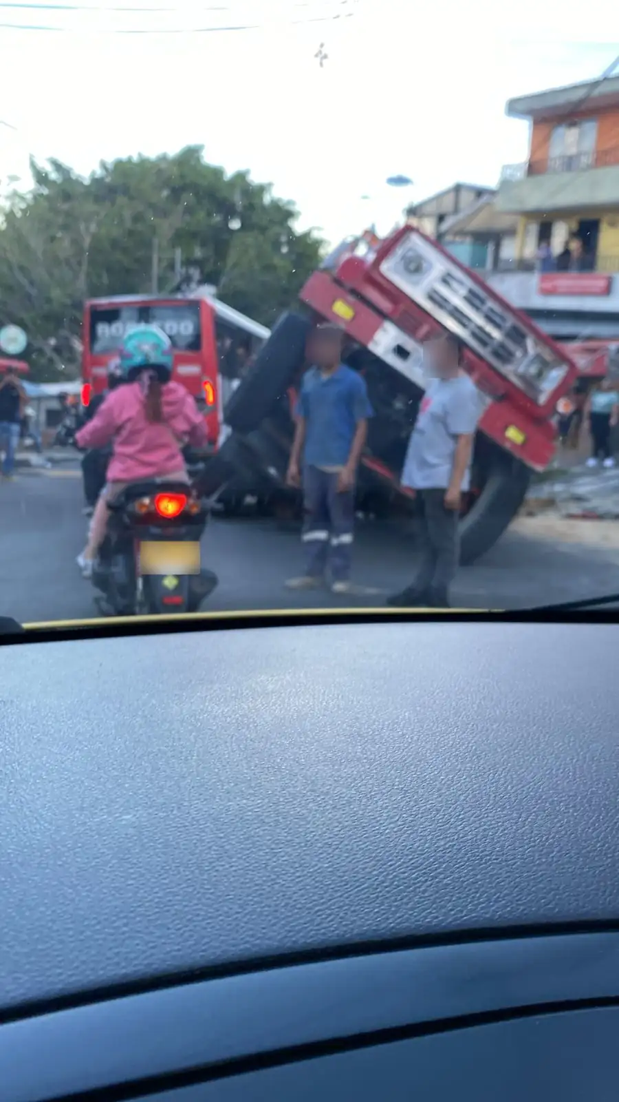 Hundimiento en una calle de Medellín deja a volqueta atrapada