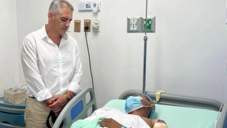 Gobernador de Antioquia visitó soldados heridos por ataque en Valdivia