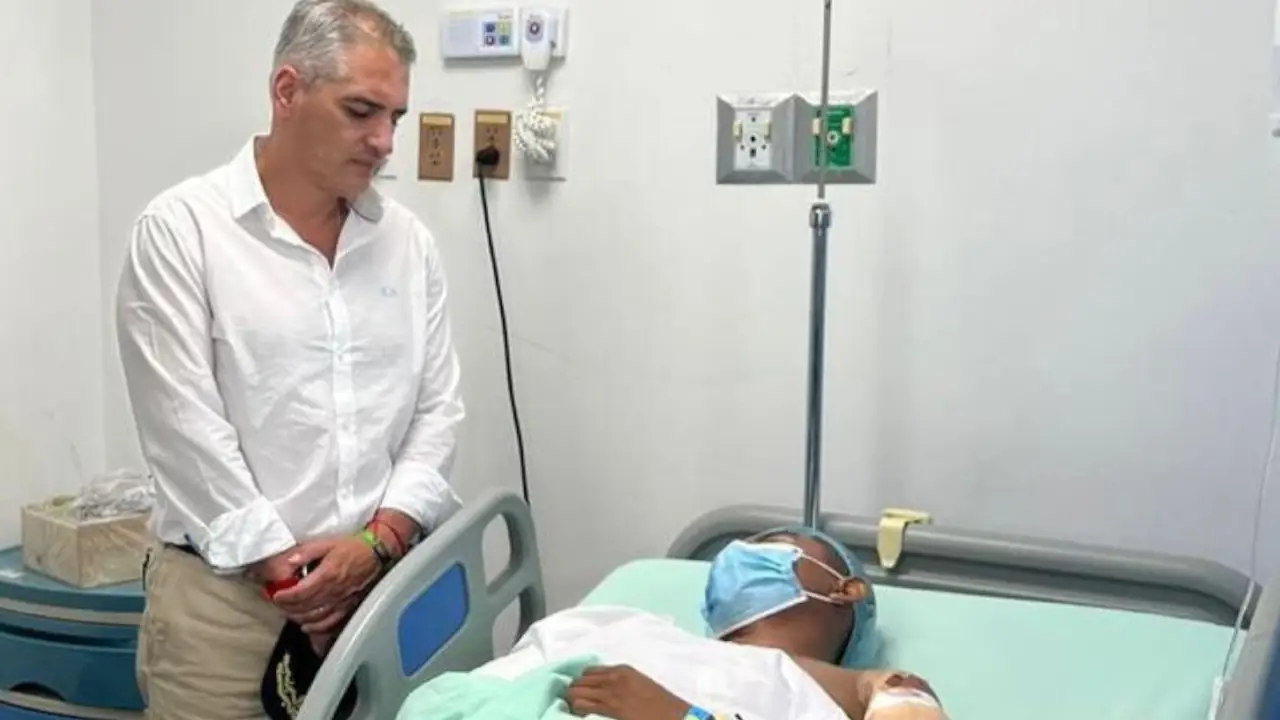 Gobernador de Antioquia visitó soldados heridos por ataque en Valdivia