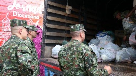 Soldados llevan mercados y ropa a los damnificados en Venecia