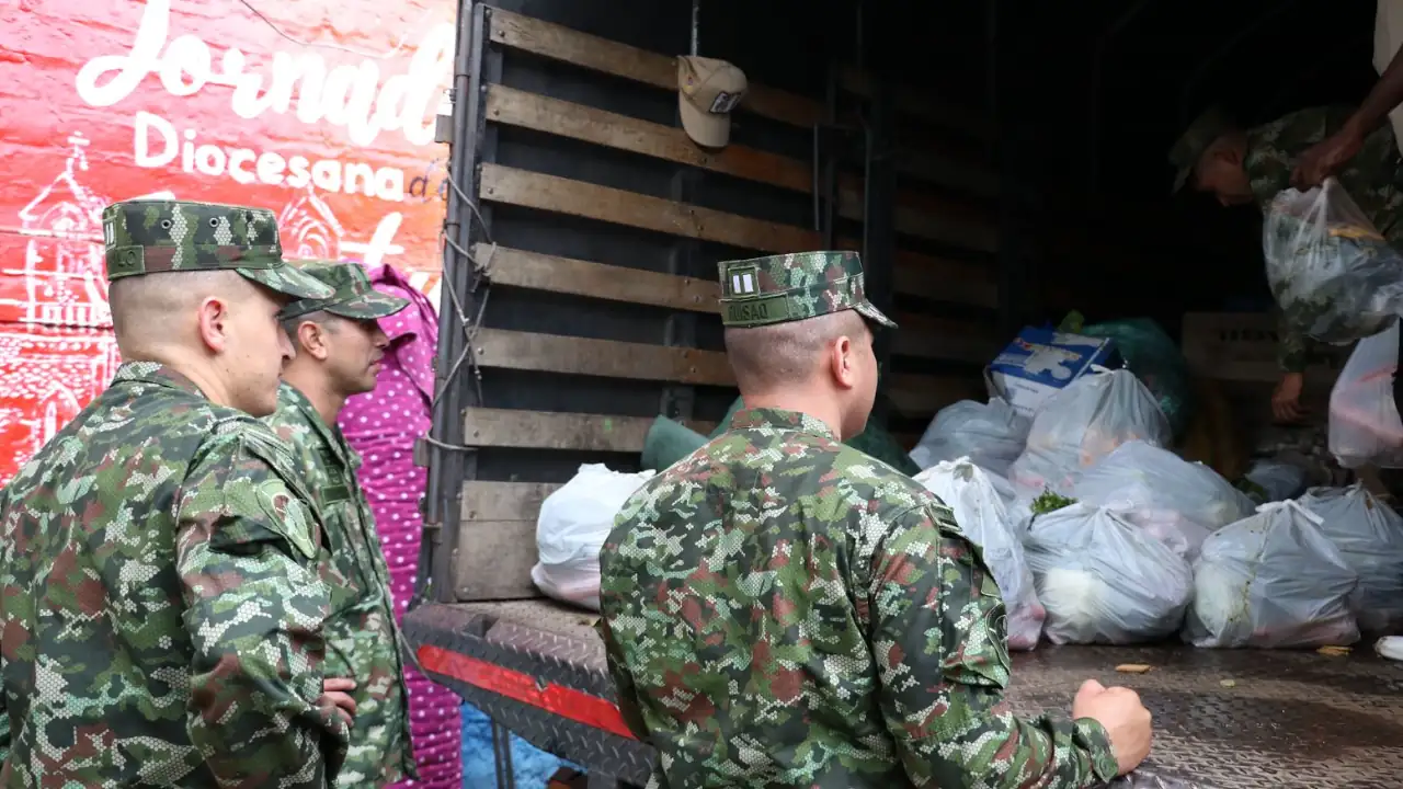Soldados llevan mercados y ropa a los damnificados en Venecia