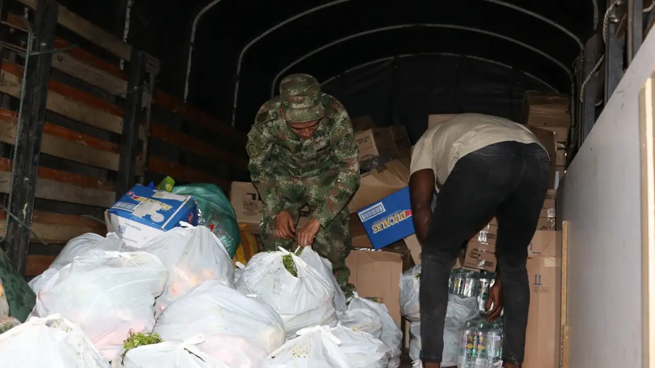Soldados llevan mercados y ropa a los damnificados en Venecia