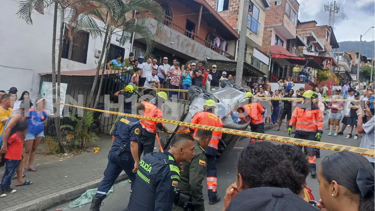 En Medellín, un carro sin frenos atropelló a un peatón y chocó contra un poste