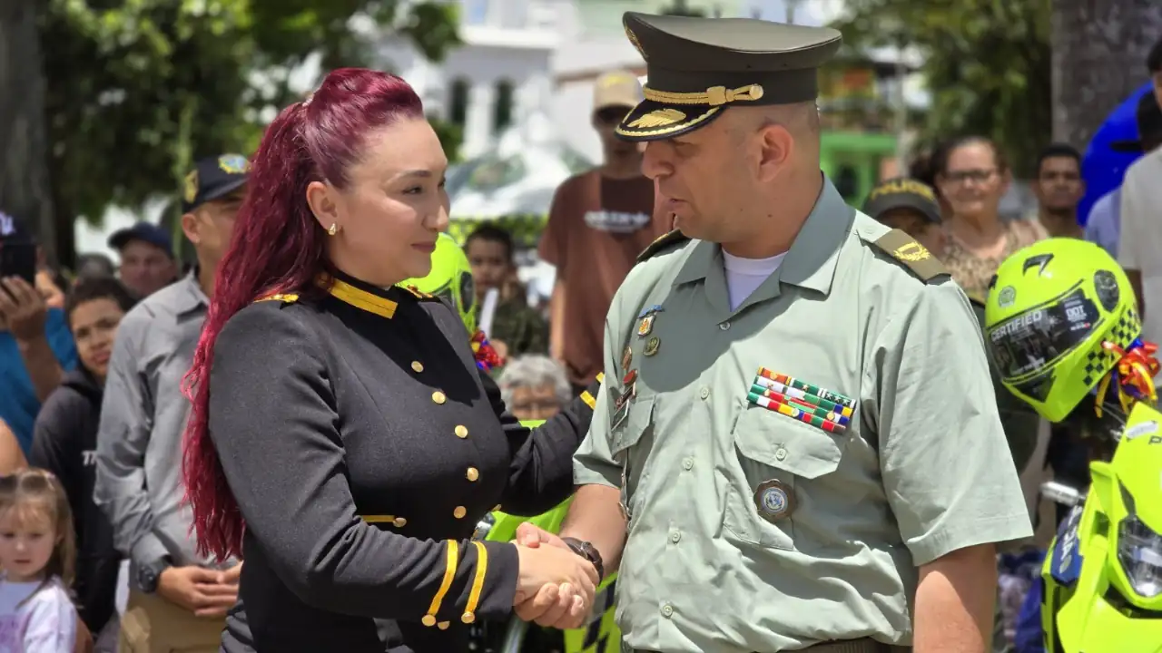 Bello celebra el Día de la Independencia con entrega de vehículos a la Policía Nacional