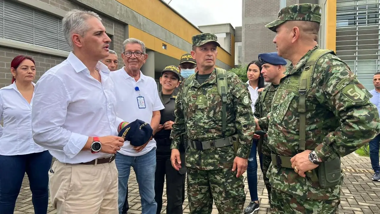 Gobernador de Antioquia visitó soldados heridos por ataque en Valdivia