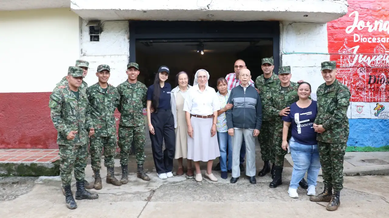 Soldados llevan mercados y ropa a los damnificados en Venecia