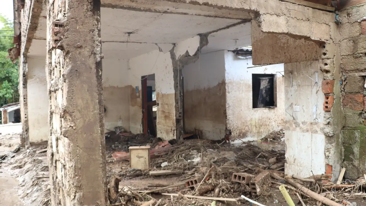 Soldados llevan mercados y ropa a los damnificados en Venecia