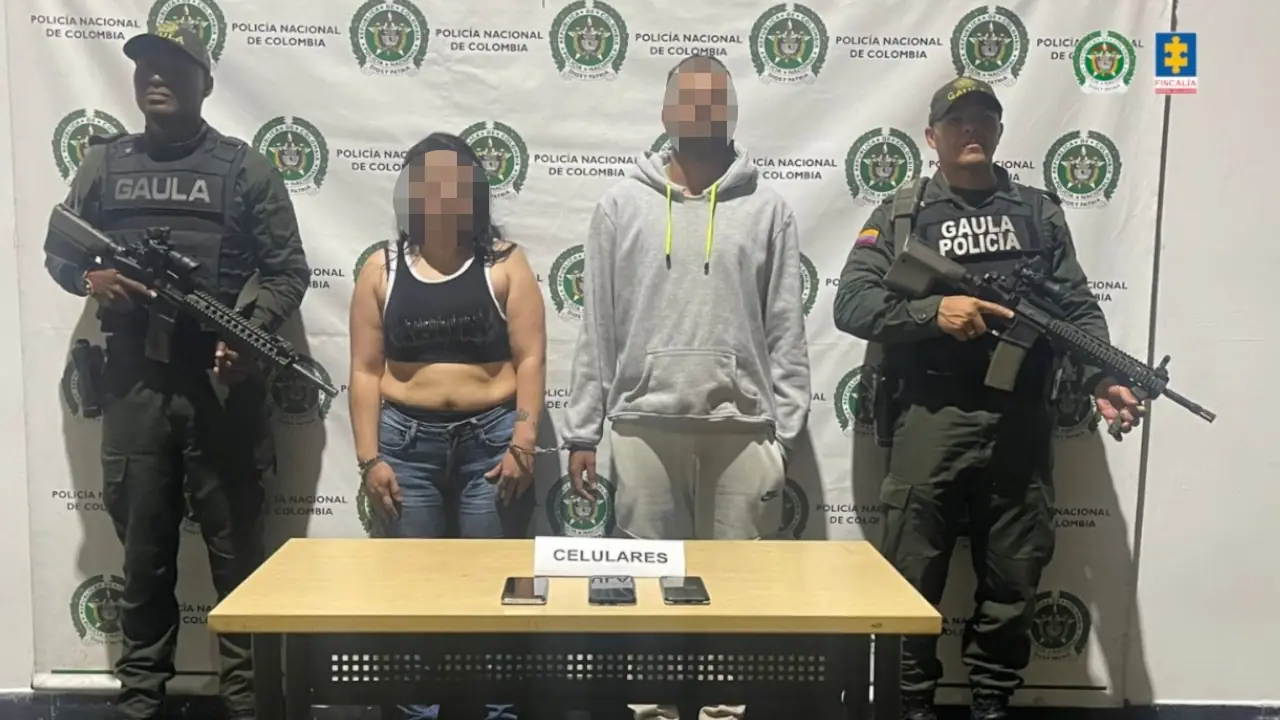 ¡Cuidado con las citas online! Pareja capturada por, presuntamente, extorsionar a hombre en Medellín tras encuentro