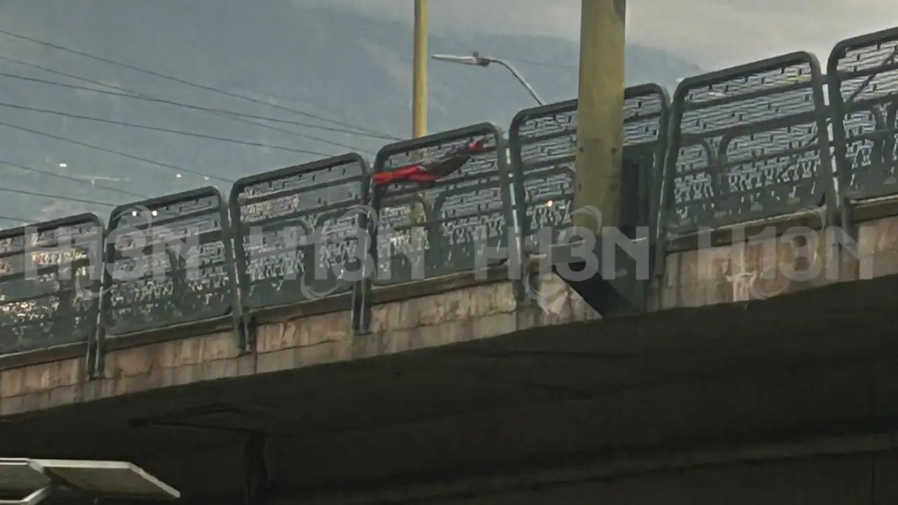 No hay paso por el Puente de la Madre Laura por presencia de bandera del ELN y posible amenaza de explosivos