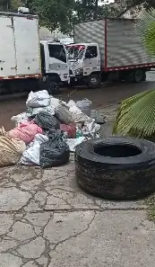 Vecinos de San Fernando, Itagüí, denuncian acumulación de basuras y deterioro de las calles