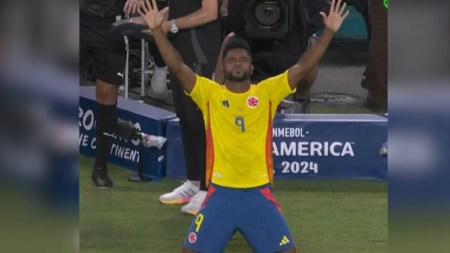 Miguel Borja: se arrodilla y ora antes de ingresar al campo de juego en la final de la Copa América Miguel Borja: se arrodilla y ora antes de ingresar al campo de juego en la final de la Copa América