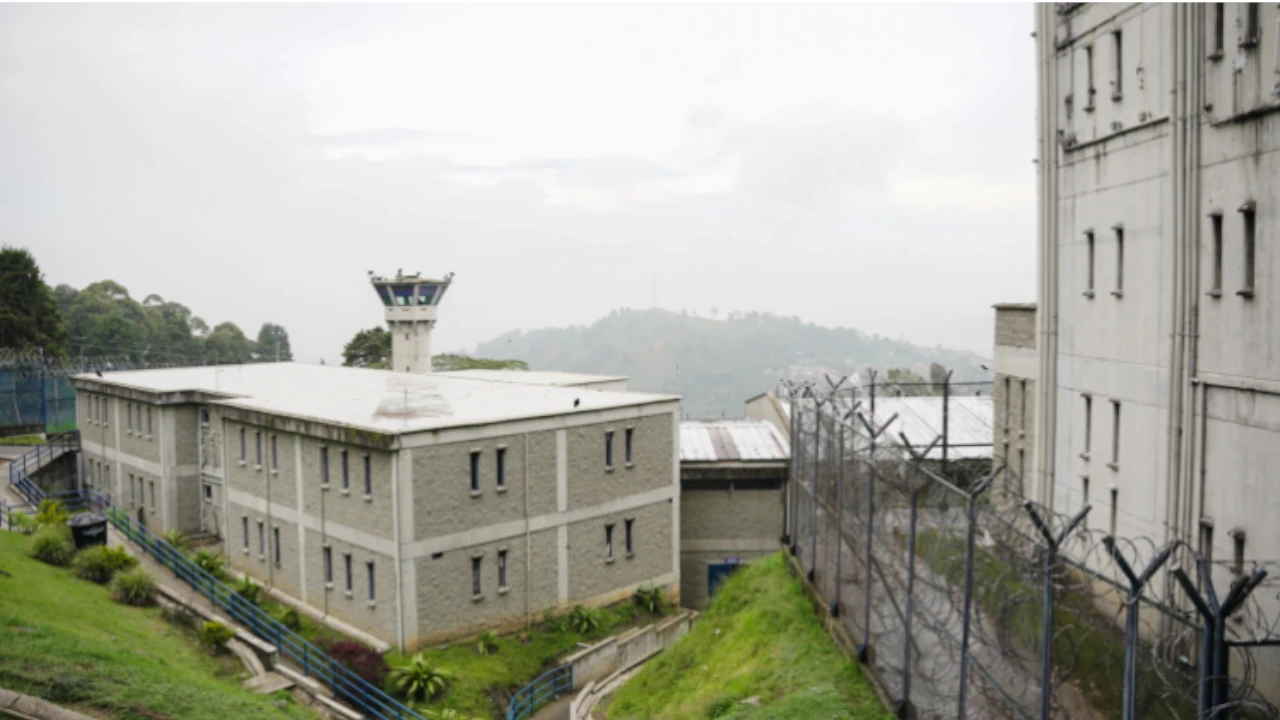 Cuatro privadas de la libertad intentaron fugarse de la cárcel de El Pedregal en Medellín En un dramático llamado de atención, Jorge Carmona, Defensor de DDHH de personas privadas de la libertad denuncia las condiciones inhumanas en la cárcel El Pedregal, exigiendo una intervención inmediata de las autoridades nacionales y regionales