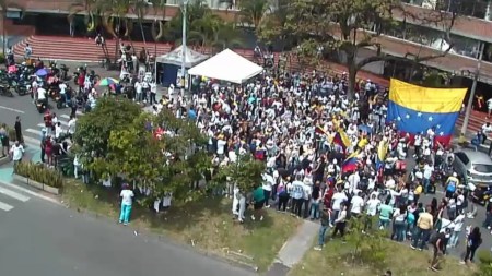 Ciudadanos venezolanos en Medellín protestan el día de las elecciones presidenciales en su país