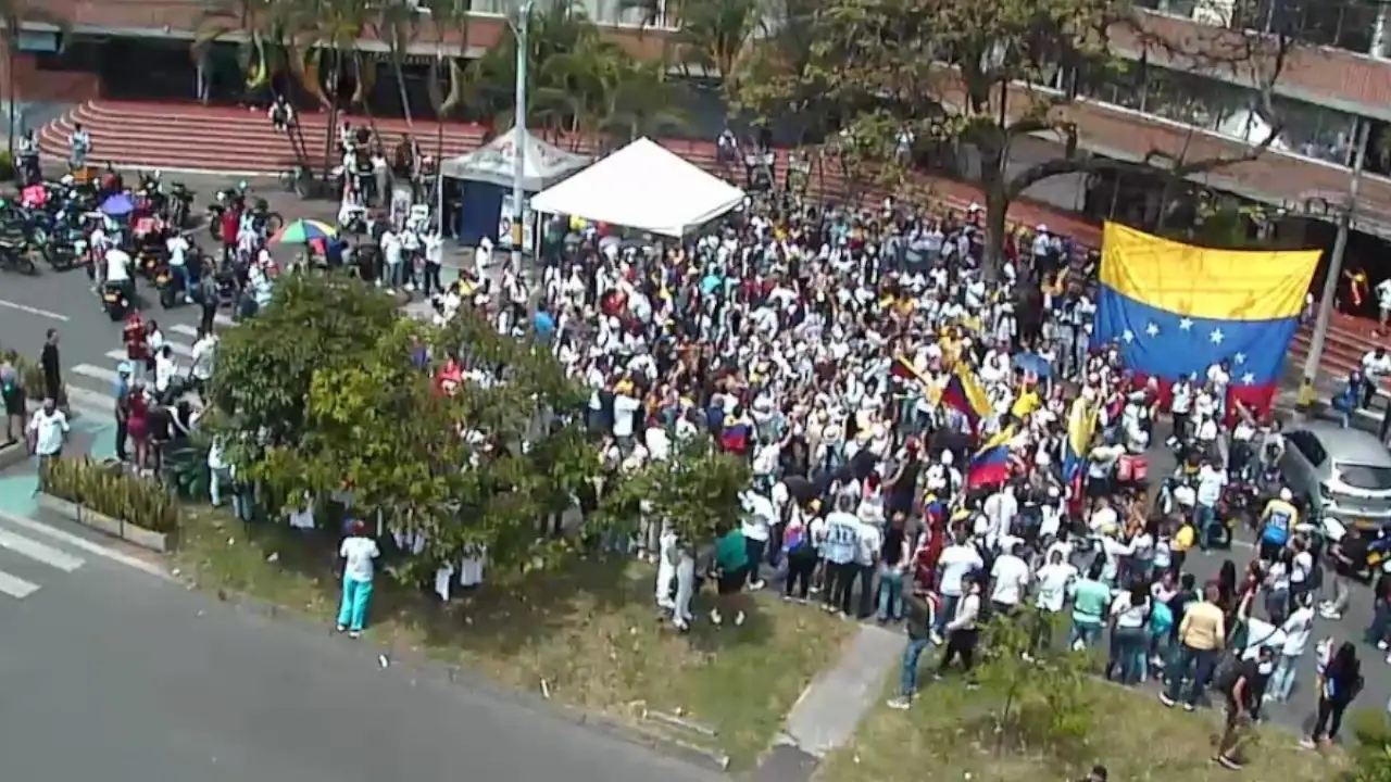 Ciudadanos venezolanos en Medellín protestan el día de las elecciones presidenciales en su país