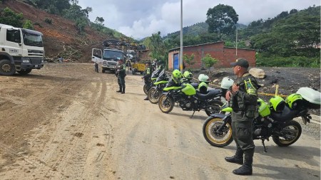 Continúa el cierre total en la vía Medellín – Urabá a la altura de Cañasgordas por deslizamiento de tierra Continúa el cierre total en la vía Medellín – Urabá a la altura de Cañasgordas por deslizamiento de tierra