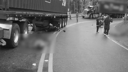 Dos personas que se movilizaban en moto resultaron lesionadas al chocar con un tractocamión entre Donmatias y Santa Rosa de Osos