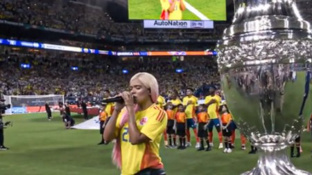 Karol G emocionó a Colombia con su interpretación del himno nacional en la final de la Copa América
