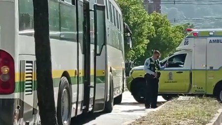 Metroplús y ambulancia chocaron en la Calle Barranquilla