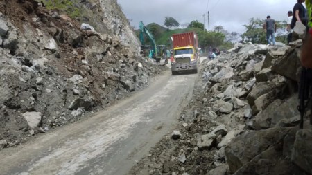 Vía Medellín – Urabá, a la altura de El Tunal, sigue con un carril habilitado Vía Medellín – Urabá, a la altura de El Tunal, sigue con un carril habilitado