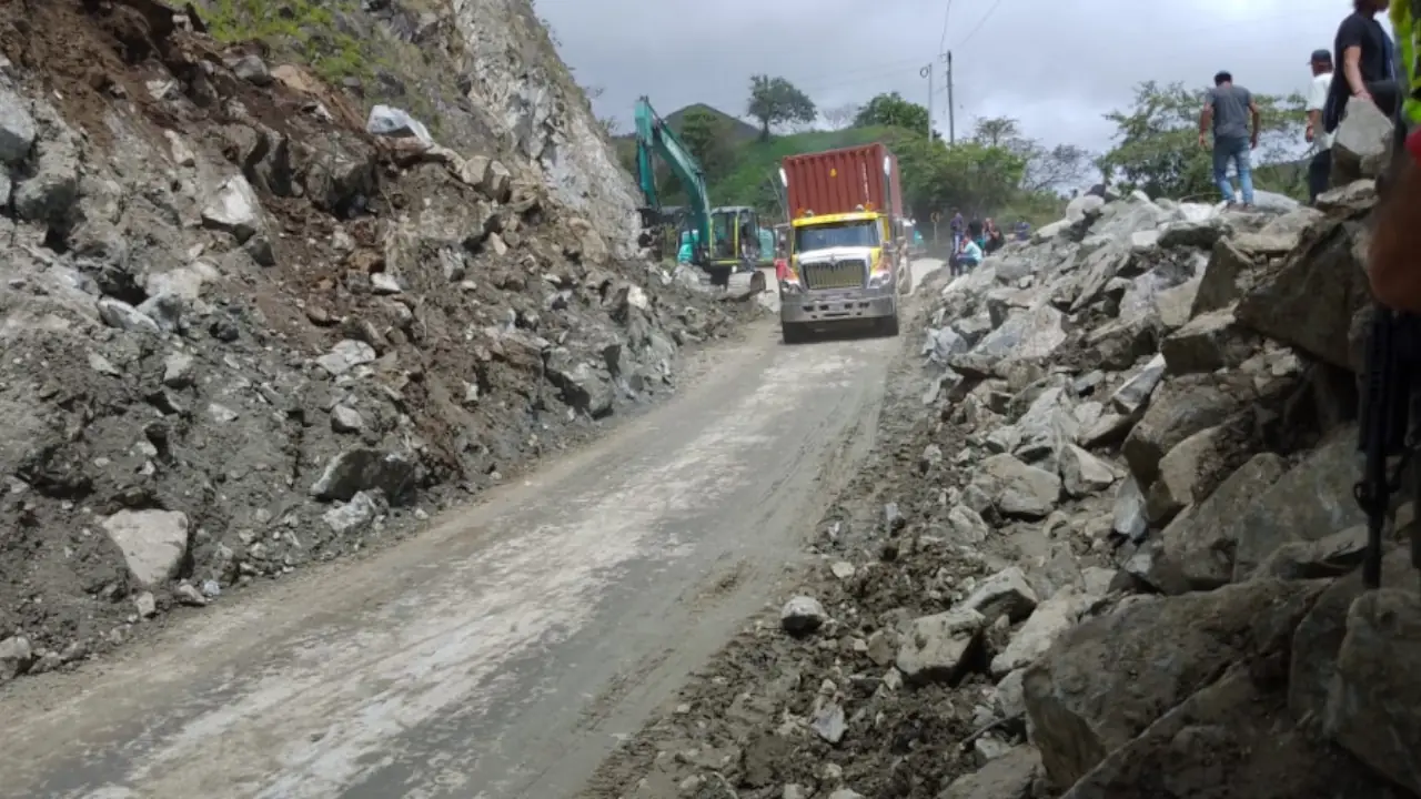 Vía Medellín – Urabá, a la altura de El Tunal, sigue con un carril habilitado