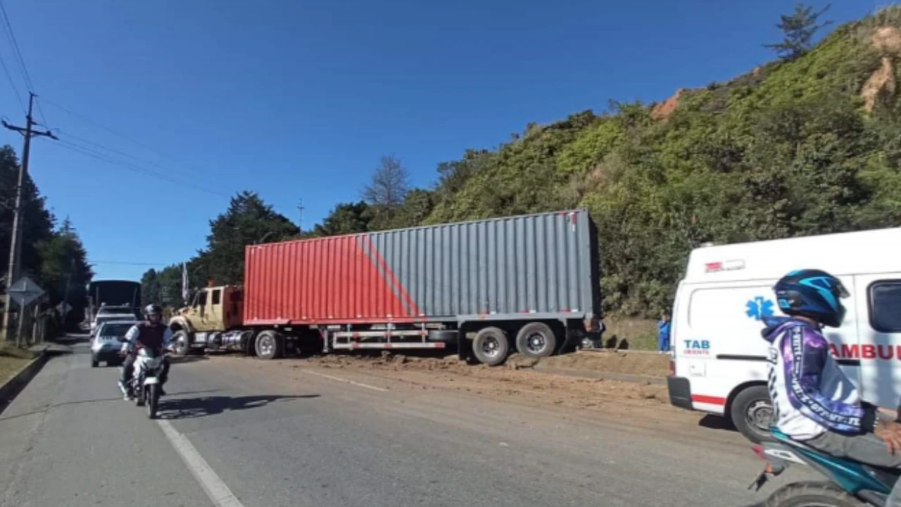 Accidente de transito a la altura de Guarne: tractomula chocó con un poste y un motociclista queda herido accidente en Guarne