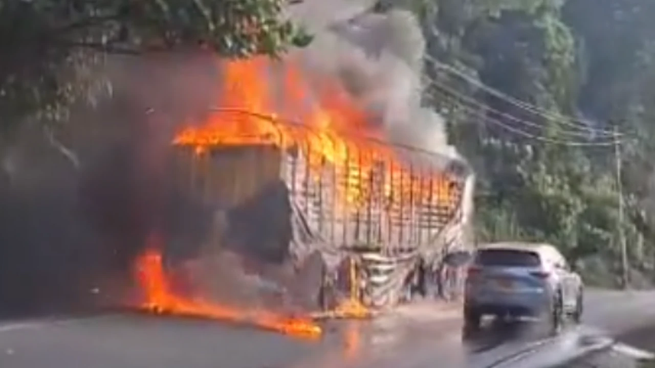 Vehículo de carga terminó incinerado en la Autopista Medellín-Bogotá: la vía está cerrada accidente san luis