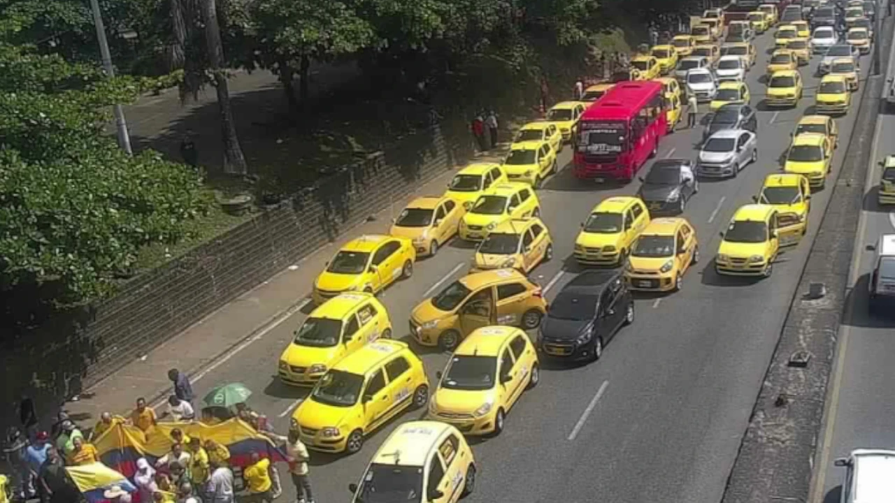 ¿Lo cogió algún taco? ¡Pilas! Ya los taxistas iniciaron las protestas en el Valle de Aburrá aglomeracion de taxistas marcha 17 de julio 1