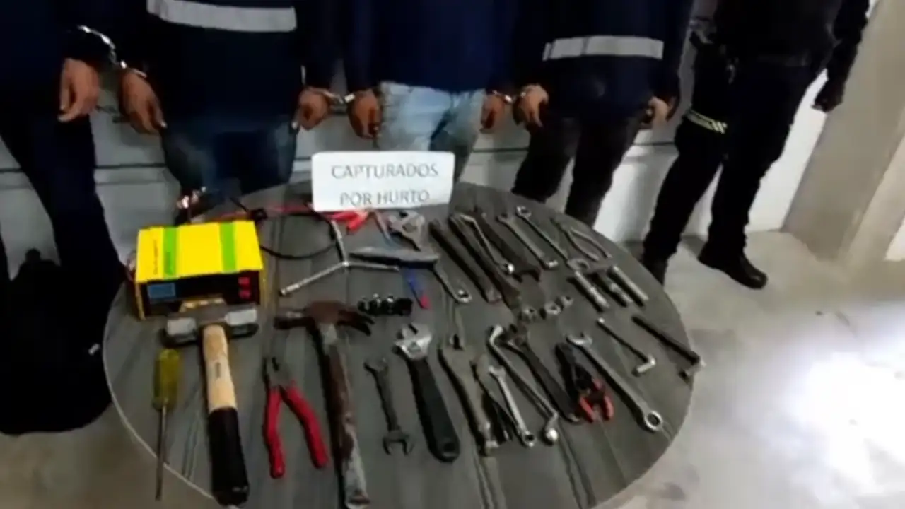 ¡Bien camuflados! Los cogieron robando equipos de una antena de comunicaciones en Envigado 2 antena-robo-envigado1