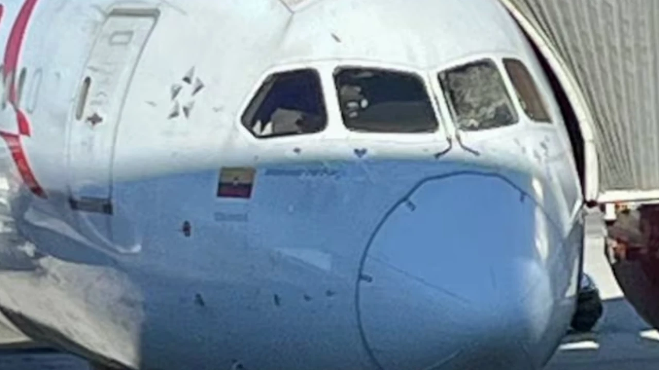 ¡Todos sanos y salvos! Ventanilla de un avión se rompió en pleno vuelo de Madrid a Medellín avianca ventanilla rota