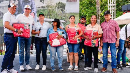 En Envigado cerca de 500 familias campesinas fueron homenajeadas en el “Parque Acuático Los Colores” campesinos-envigado