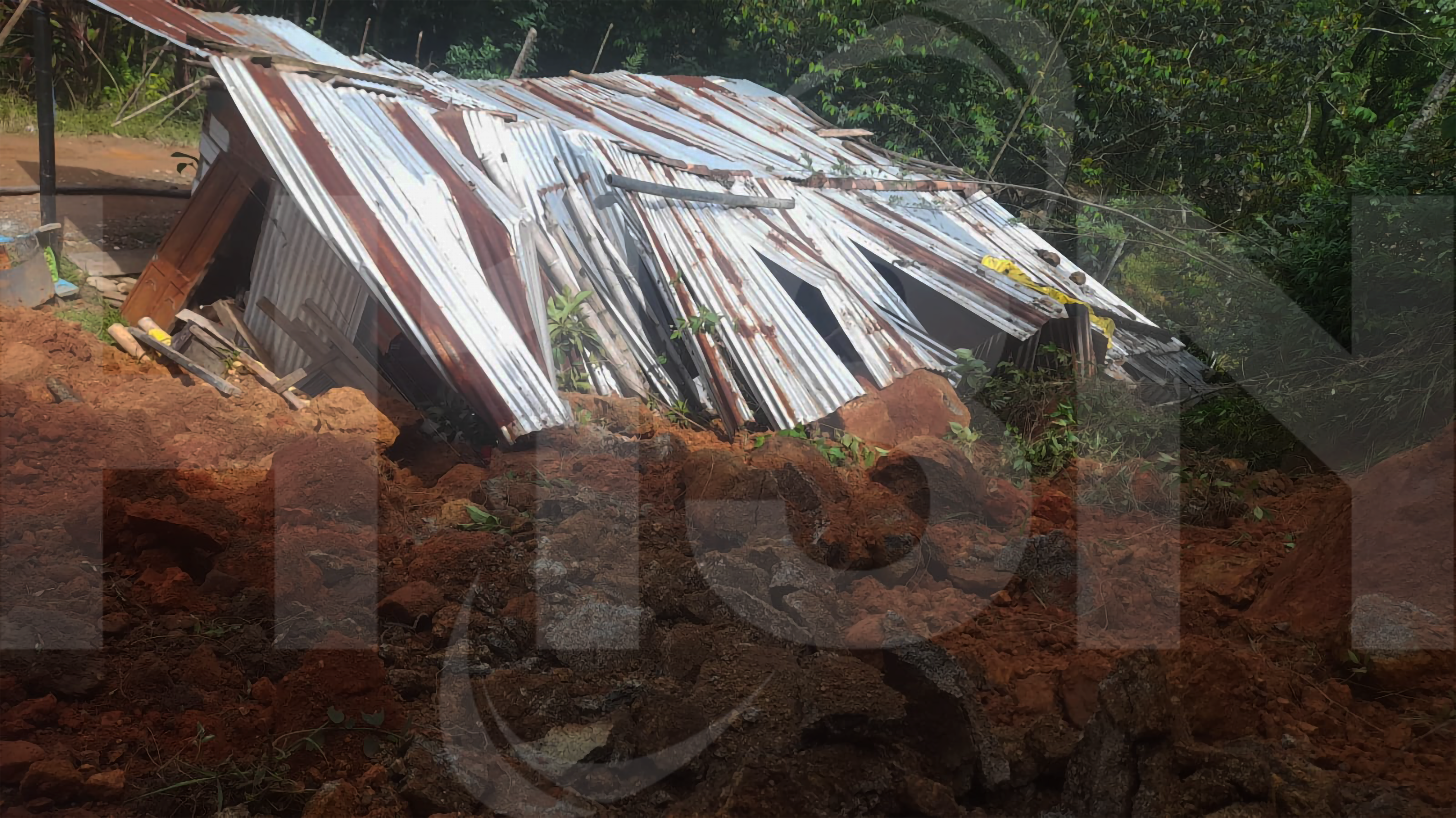 ¡Lo perdieron todo! Una familia de Barbosa se quedó sin 'casita' a causa de un deslizamiento de tierra 1 casa-deslizameinto-4