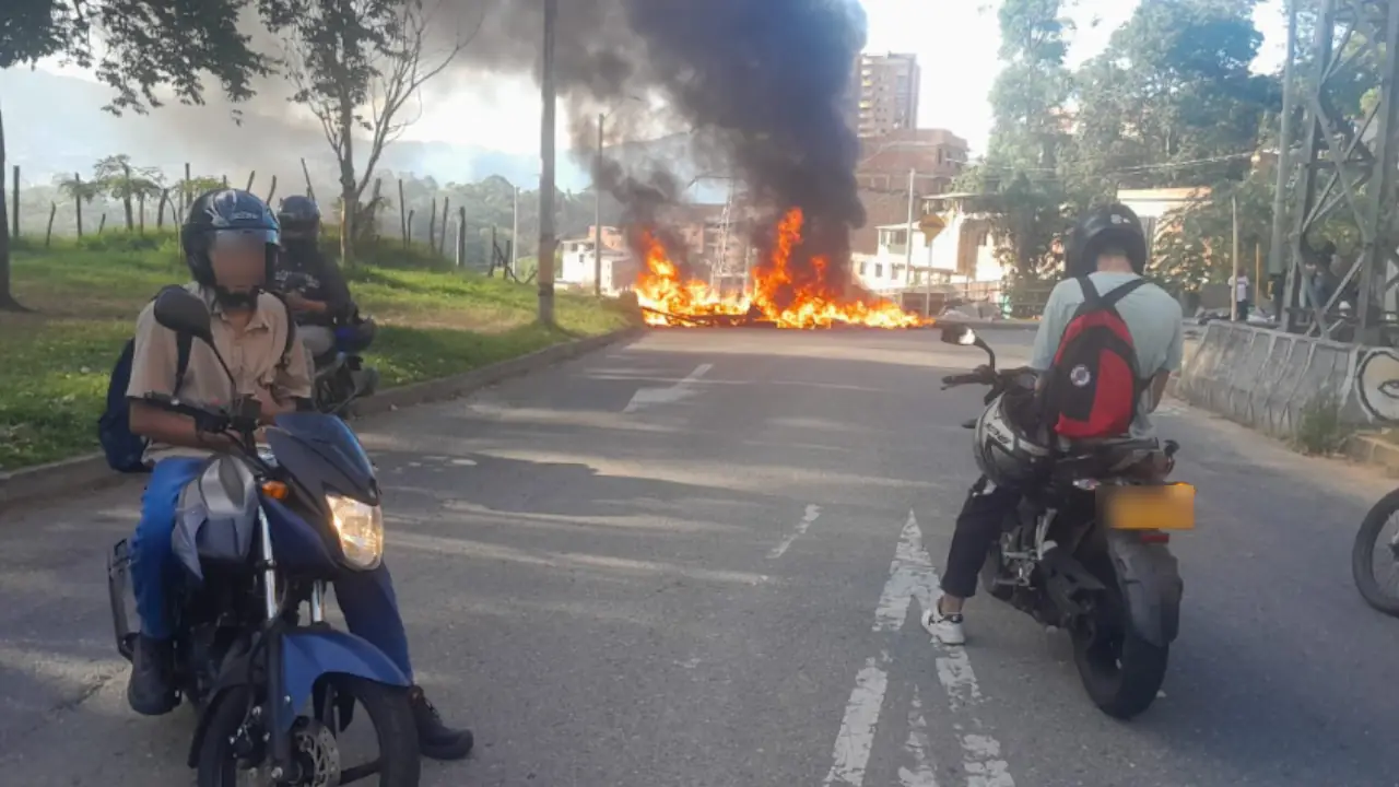 Queman llantas y cierran paso en el puente La Asomadera