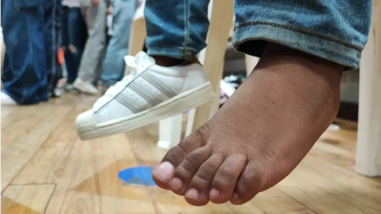 ¡Esperanza y equidad! Fundación de Nueva York donó 200 pares de tenis a niños de una comuna de Medellín 1 fundacion-en-comua-8-zapatos