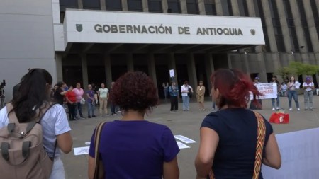 manifestacion-mujeres-en-la-gobernacion