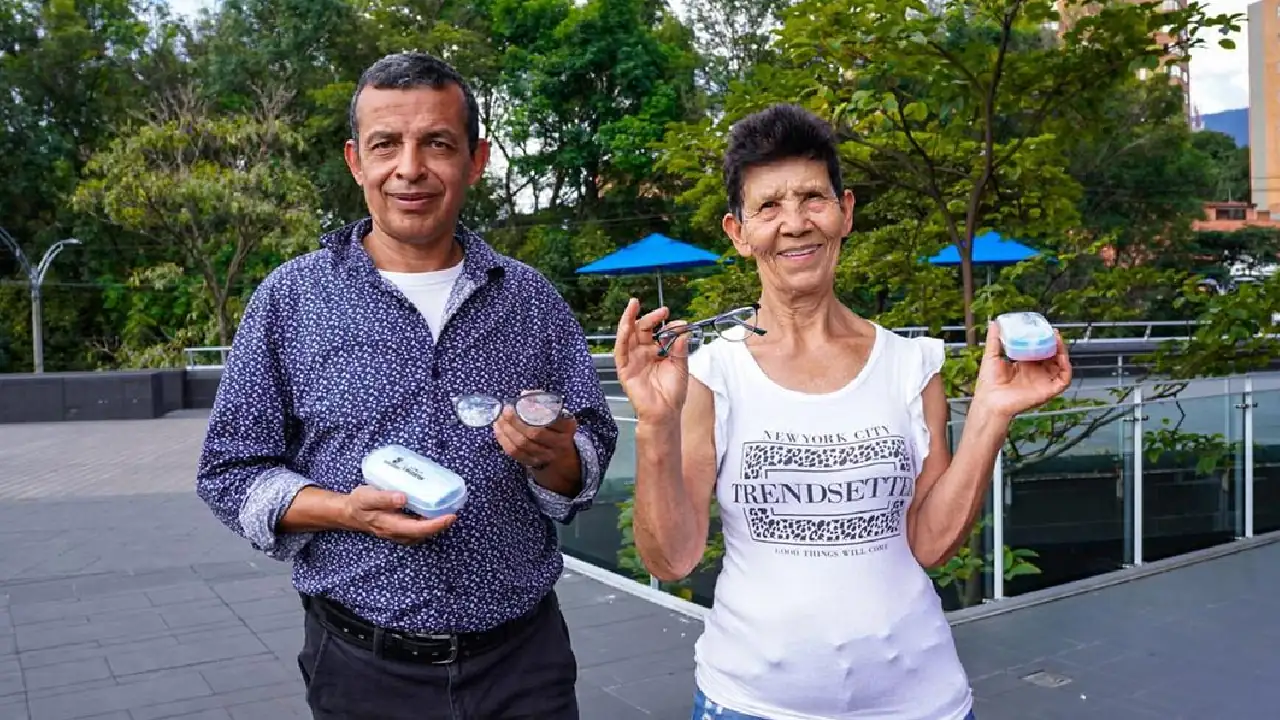 ¡Qué nitidez! En Envigado cerca de 200 personas están estrenando lentes y monturas de gafas viejitos congafas envigado