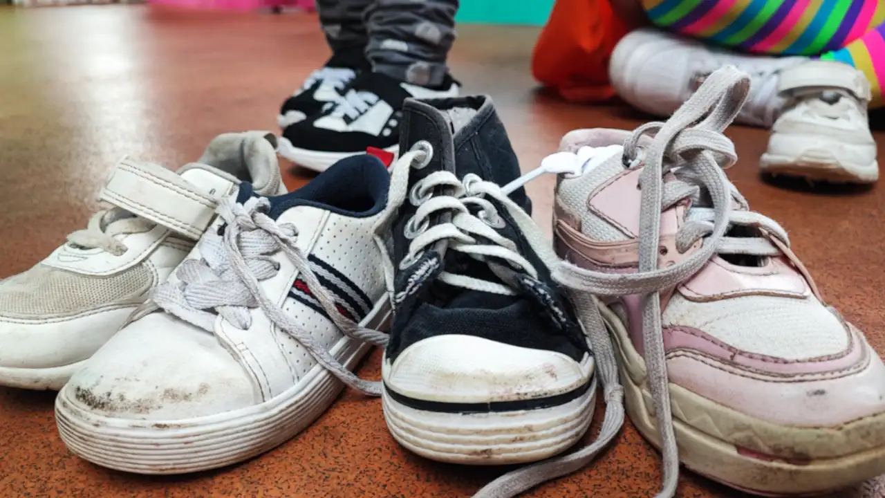 ¡Esperanza y equidad! Fundación de Nueva York donó 200 pares de tenis a niños de una comuna de Medellín 2 zapatos-fundacion-comuna-8