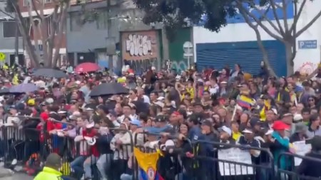 “¡Fuera Petro!”, impuntualidad de Petro y retraso en el desfile del 20 de Julio en Bogotá, desata la ira del público