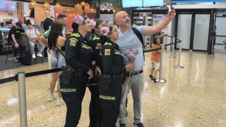 Con trovas, flores y papayeras la Policía recibió a turistas en el aeropuerto José María Córdova Con trovas, flores y papayeras la Policía recibió a turistas en el aeropuerto José María Córdova